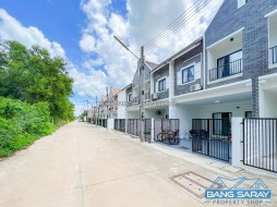 Town Home For Sale In Beachside Bang Saray - 3 Bedrooms House For Sale In Bang Saray, Na Jomtien